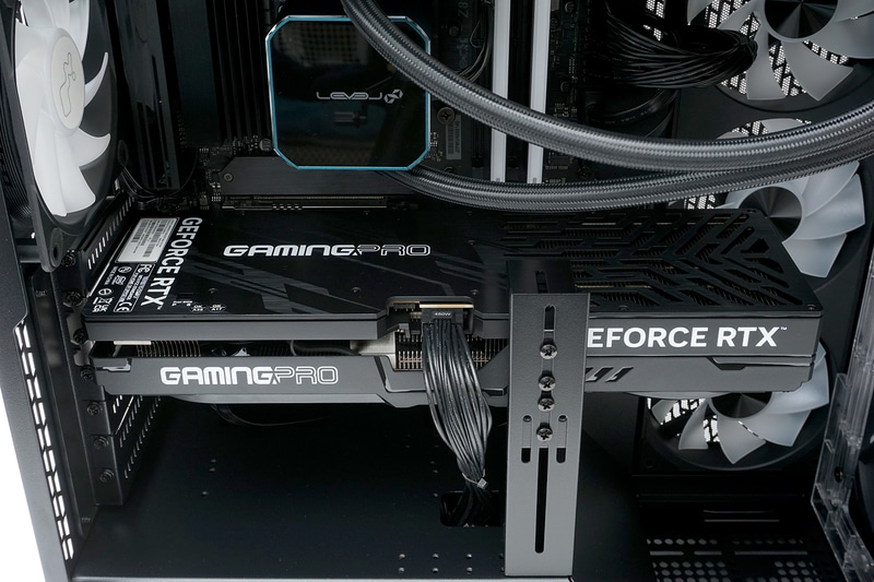 今回のレビュー機にはビデオカードとして、PalitのGeForce RTX 5070 Ti GamingPro-S 16GBが搭載されていた。補助電源は16ピン×1仕様だ