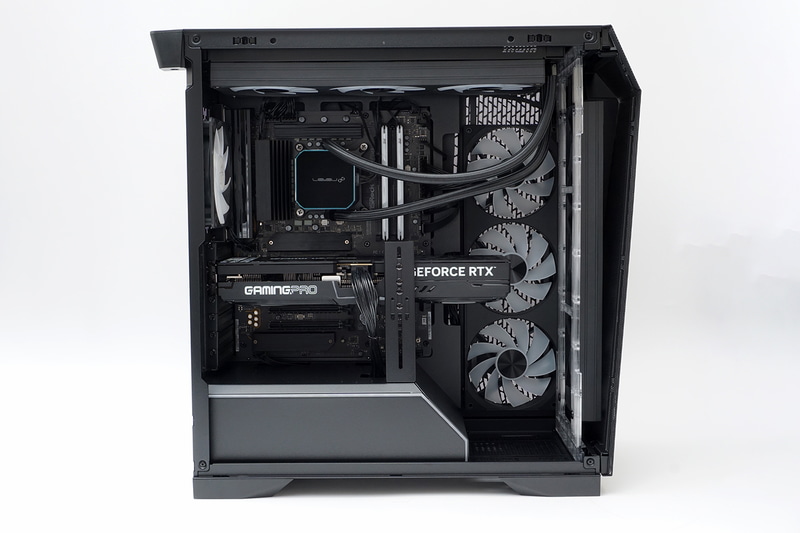 PCケースの内部。ケーブル類はスッキリまとめられており目立たない