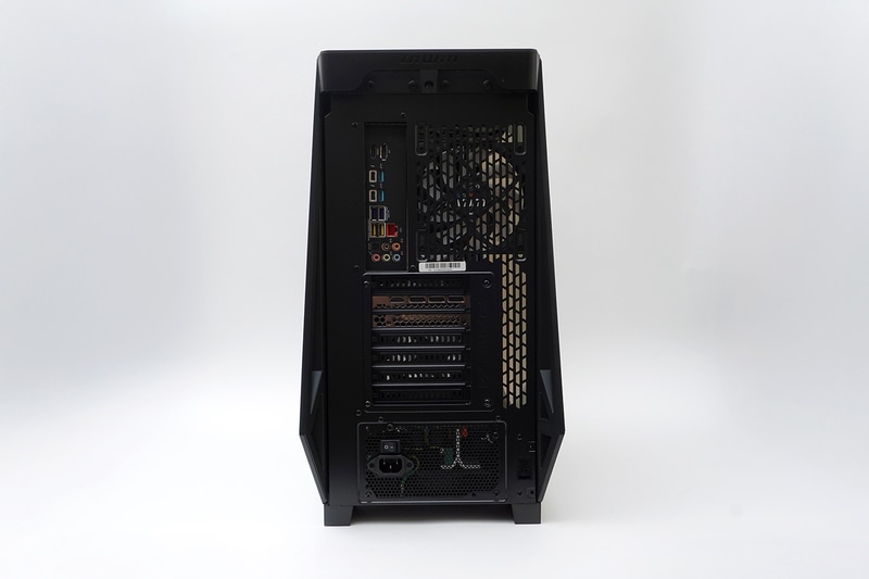 背面には映像出力のほか、10Gの有線LAN、Thunderbolt 4 2基、Type-AのUSBポート 合計6基、サウンド入出力などが搭載されている