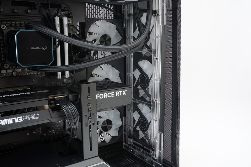 前面と右側面に3基ずつ吸気ファンを搭載している