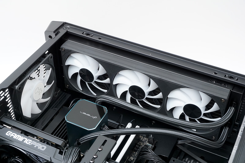 天面に360mmクラスのラジエータと3基の排気ファン、背面に1基の排気ファンを備え強力なエアフローを構築している