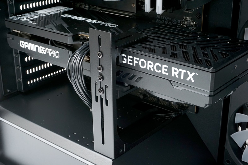 ビデオカードは大型のサポートステイでガッチリと固定されていた