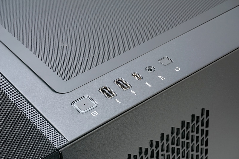 天面の前面側にはType-AのUSBポート 2基、USB Type-C、ヘッドセット端子を備える