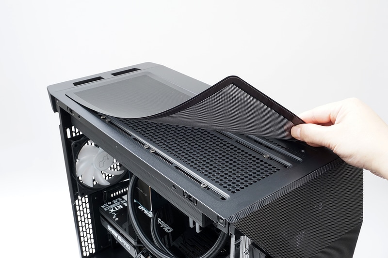 天面と底面には簡単に取り外しできるダストフィルタを搭載