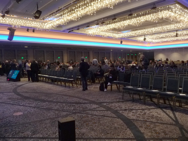 前回のIEDM(IEDM 2024)技術講演会、初日朝の様子(開会挨拶とプレナリーセッションの会場風景、撮影したのは開会前)。2024年12月9日(現地時間)に筆者が撮影