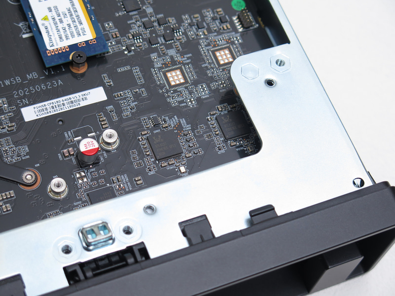 10Gigabit EthernetコントローラはRealtekのRTL8127。比較的新しく低発熱だ