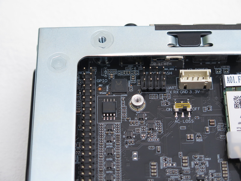 BIOSフラッシュ用のピンやUARTピン、電源喪失時の自動電源投入スイッチなども備えている