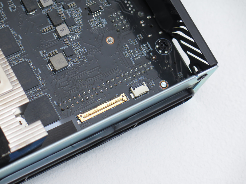 40ピンのeDPとタッチパネルコネクタも搭載。さすがにケースに入ったままだと厳しいが、出せばノート化も可能だ!?