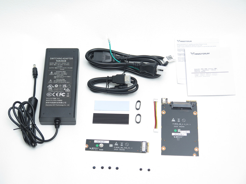 付属品など。下中央のM.2アダプタは、E KeyからM Keyに変換してM.2 SSDを接続できるようにするもの。右のU.2アダプタも同様に、E KeyからU.2に変換する(電源はケーブル接続)。Wi-Fiが不要な場合、ストレージを1基増やせるというわけ