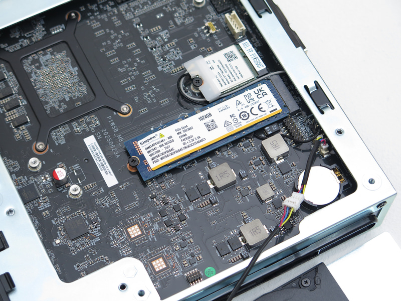 Kingston製のSSDが採用されていた