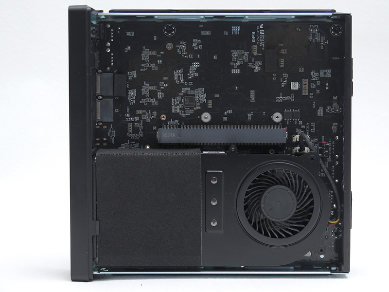 LowProfile/ハーフレングスながら、PCIe 4.0 x16(x8レーン接続)のスロットを装備する