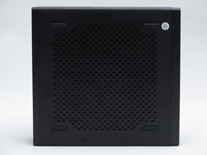 底面は大きな吸気口を備えている