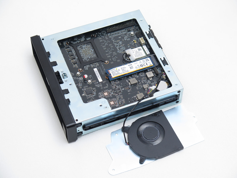 SSD側にもファンを装備する