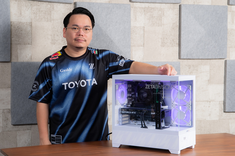 XQQ氏と、パソコン工房のZETA DIVISIONコラボモデル「<a href="https://www.pc-koubou.jp/products/detail.php?product_id=1144268&utm_source=pcwatch&utm_medium=content-text&utm_campaign=advertorial_pcwatch_newrclass1128&utm_content=nonpay" class="n" target="_blank">LEVEL-M5A6-R97X-TKX-ZETA DIVISION [RGB Build]</a>」