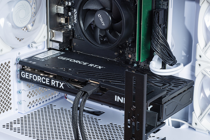 GPUはGeForce RTX 5070を搭載