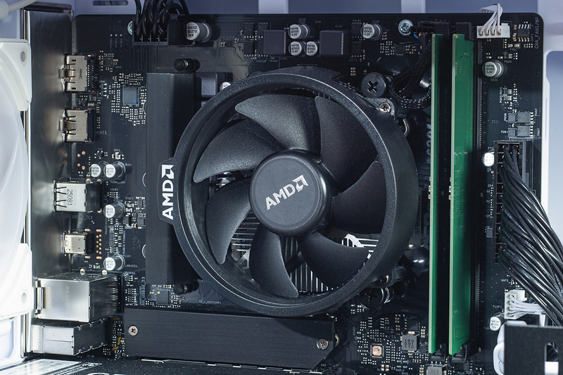 CPUはRyzen 7 9700Xを搭載