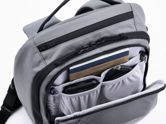 上部からアクセスできるファスナーポケットなどを備えている