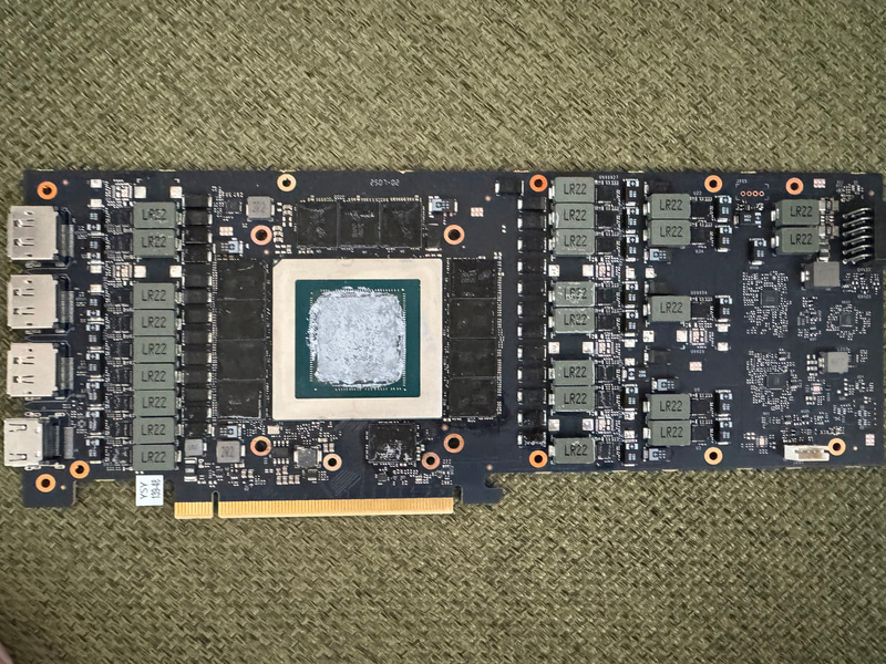 改造後の基板(表)。GPU、VRAM、EEPROMなどを移植