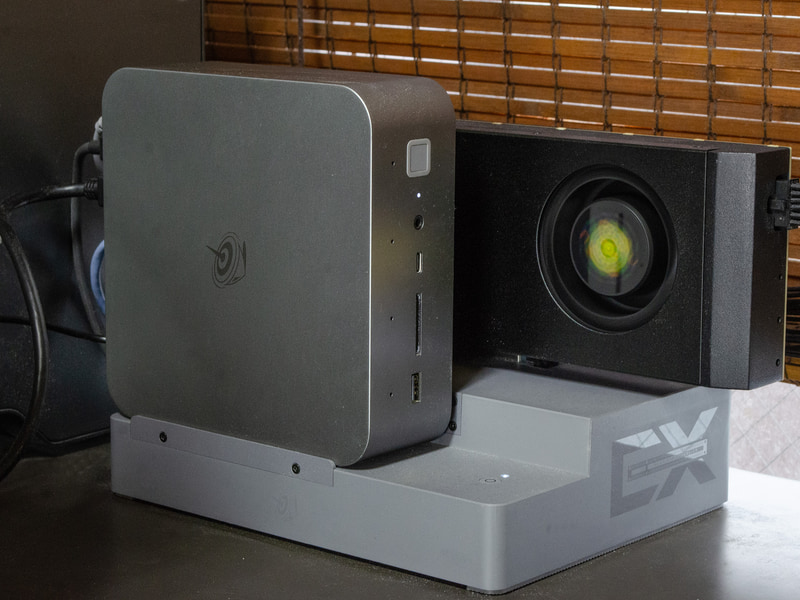 作動中のGeForce RTX 4090(48GB)改。かなりコンパクトなのが分かる。左側に見える金属ケースがUSB4接続のeGPU Box + GeForce RTX 3090(24GB)