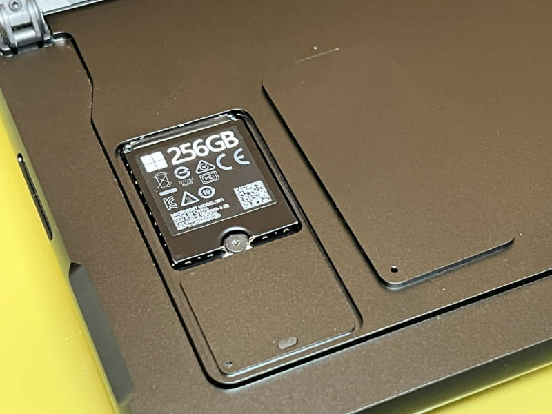 Surface Pro 8のSSDは容易にアクセスできる場所にあり、CRUとしてユーザー交換が可能に