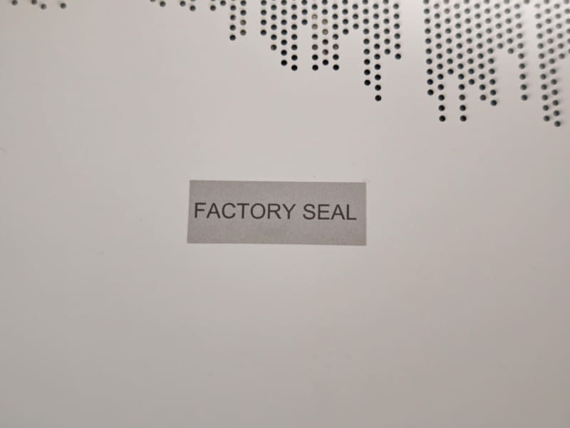 一般消費者向けのノートPCではこのように外装のネジに封印がされていることも、これを破ると保証対象外になる