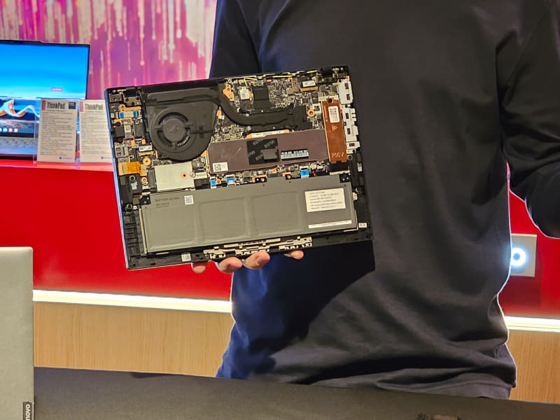 ThinkPad Tシリーズのバッテリ、CRUだと一目で分かるように色を従来のFRUとは変えている