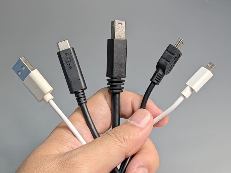 USBケーブル。コネクタ形状はさまざまで、さらに転送速度や給電のスペック、外部ディスプレイへの出力の可否など、同じ外観でもさまざまな仕様がある