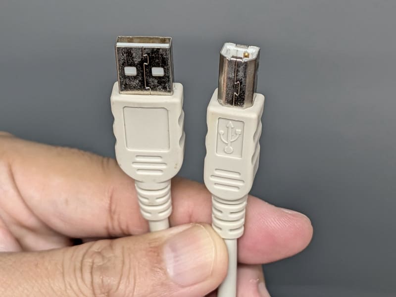 初期のUSBコネクタ。左が俗にAコネクタやType-Aと呼ばれる「USB Standard A」、右がBコネクタと呼ばれる「USB Standard B」