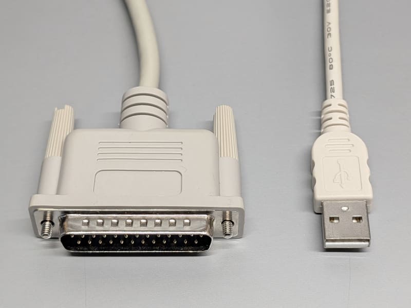 プリンタをPCに接続する場合、USB(右)が登場するまでは、左のような巨大なコネクタ(パラレルポート、D-Sub 25ピン)が使われていた。サイズの差は一目瞭然だ
