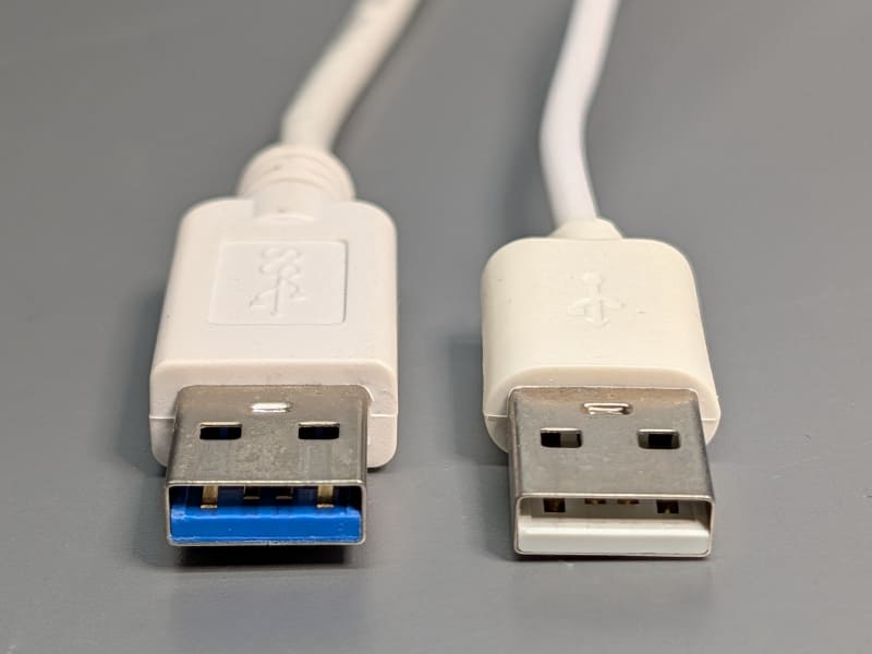 USB Standard Aコネクタの比較。向かって左のコネクタのように内部が青色であれば、USB 5Gbpsでの転送に対応している