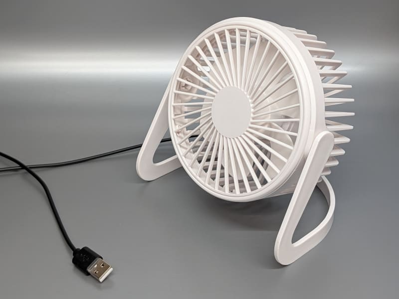 USB扇風機。データ転送を一切行なわず、電力供給のためだけにUSBを使うというのは、当時としては画期的な発想だった