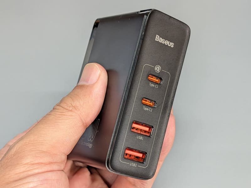 現在はさまざまなデバイスがUSBからの給電に対応しており、コンセントに接続してUSBに電力を流す充電器が多数市販されている。複数のポートを備えた製品も多い