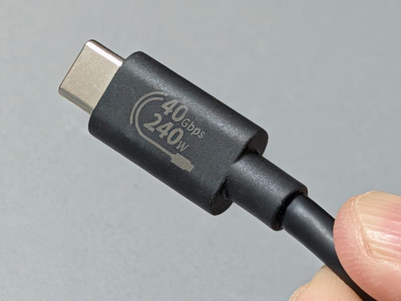 USB4ケーブルについては、このように転送速度および最大給電能力を印字した製品もあるが、あくまでも正規認証品だけだ。ロゴデザインも過去に変遷しており、入り混じっているのも困りものだ