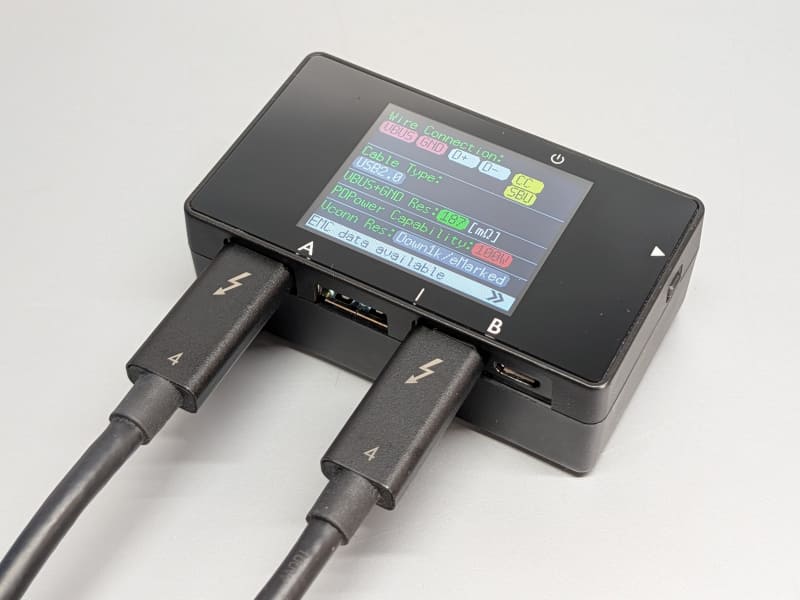 市販のケーブルチェッカー。USBケーブルのスペックはもちろんデバイス側のポートの仕様までチェックできるスグレモノだが、一般のユーザがこれを家庭に常備しなくてはいけない状況は規格の失敗と言っても過言ではないだろう。写真は「USB Cable Checker3」