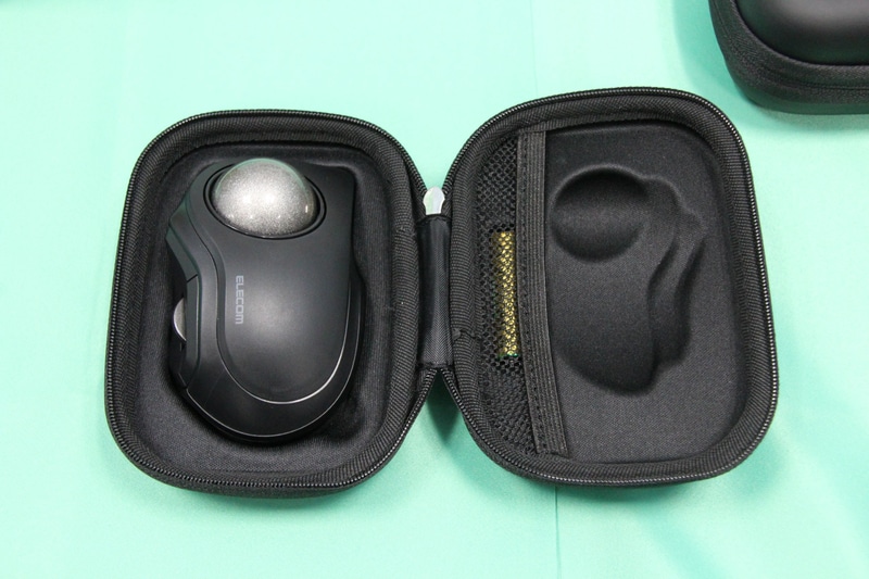 持ち運び用ケースには電池収納スペースが設けられた