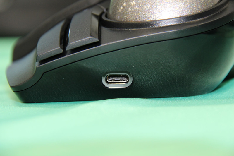 有線接続兼充電用のUSB Type-Cポート