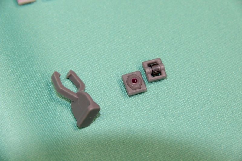 左から順にユニット引き抜き工具、人工ルビーユニット、ベアリングユニット