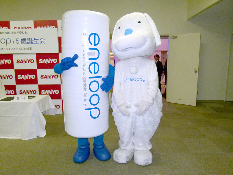 2010年11月の発売5周年イベントに登場したエネループとエネルーピー