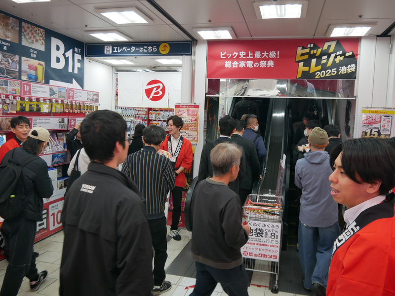 オープンとともに多くの人が店内に入っていった