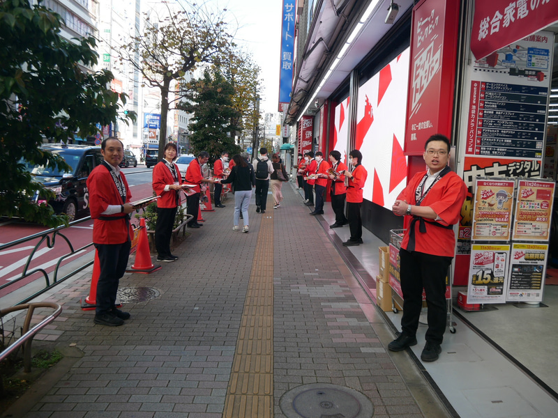 池袋カメラ・パソコン館の前では社員がチラシを配布