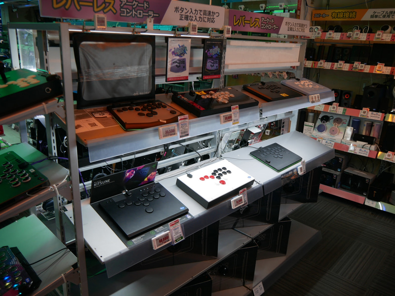 アーケードコントローラも幅広い商品を展示