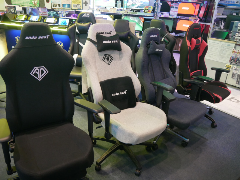 ゲーミングチェアも展示している。自由に座ることができる