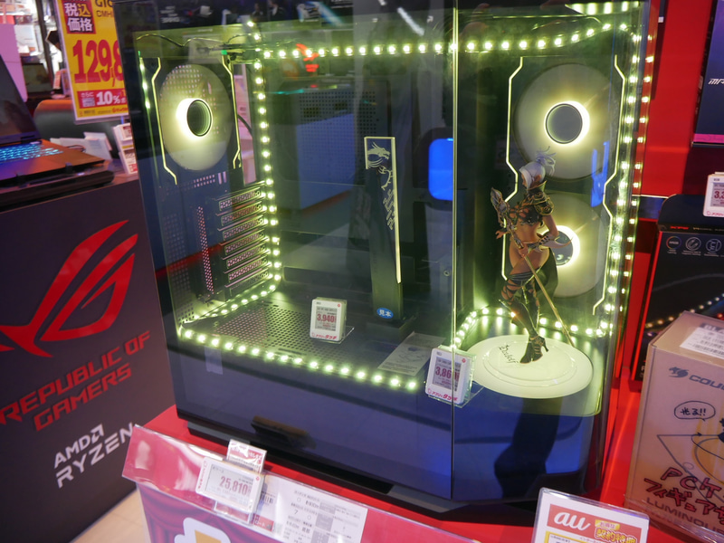 販売店の「推しアイテム」として提案しているミドルタワーケース。キャラクターが回転する台を組み込んでいる