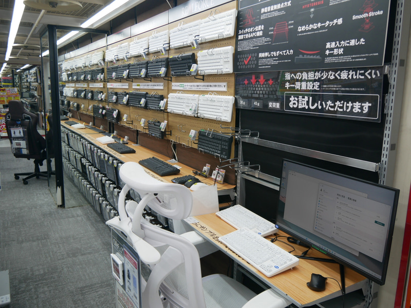 キーボード売り場。手前のPCに接続して打鍵感などを知ることが可能だ