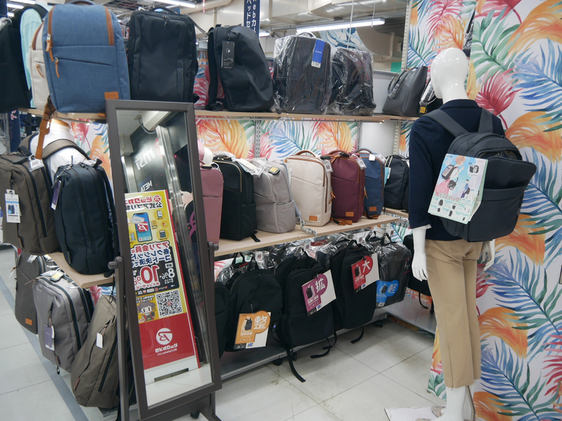 PCバッグは実際に持ってみて、鏡をみながら確認できる