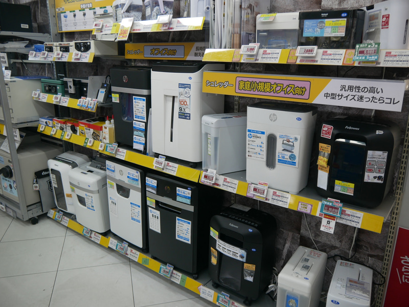 シュレッダーなどのSOHO向けやオフィス向け製品も展示販売している