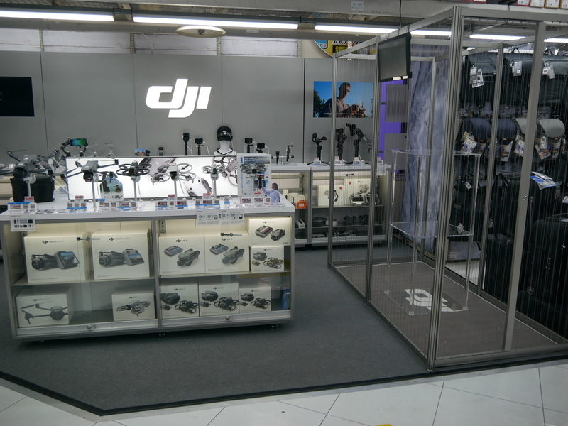2階にはDJIによるドローンのコーナー。実際に飛ばすことができる