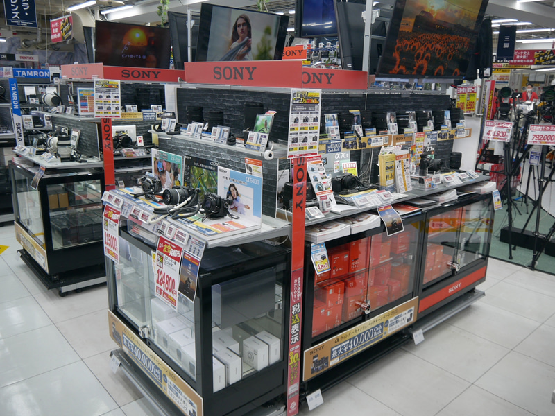 2階のデジカメ売り場。メーカーごとに展示を行なっている
