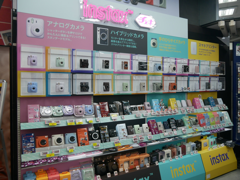 若年層に人気のチェキの展示を強化