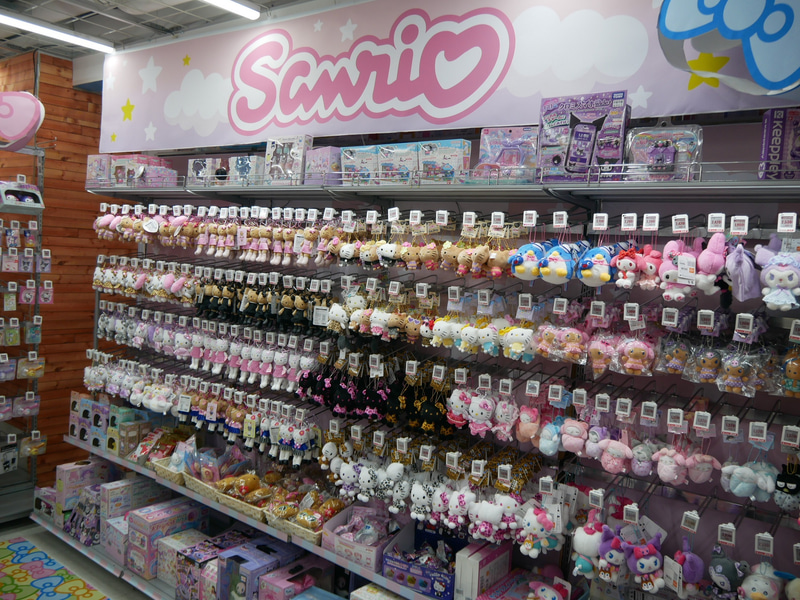 キャラクターグッズの展示も強化している